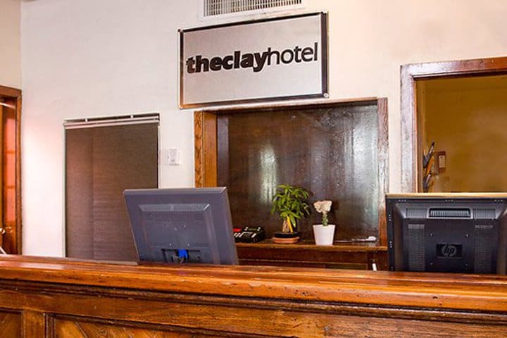 Recepción del The Clay Hotel en Miami Beach