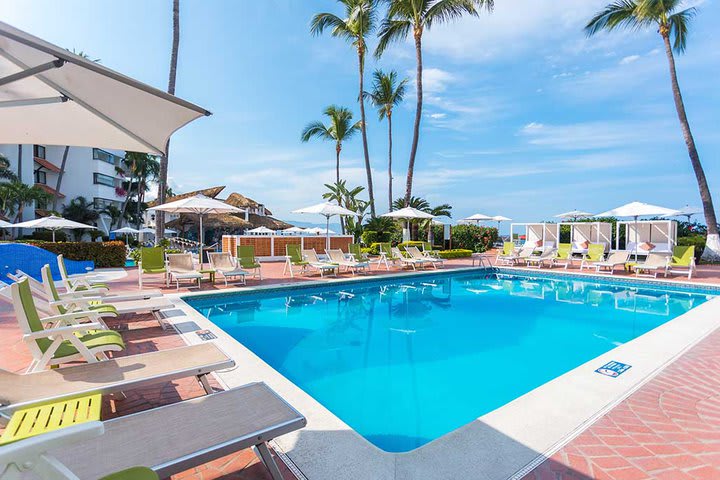 Piscina con vista al mar