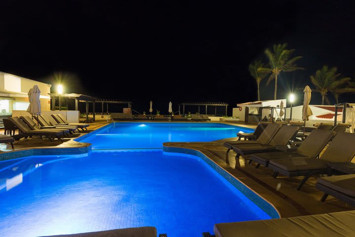 Vista nocturna de la piscina