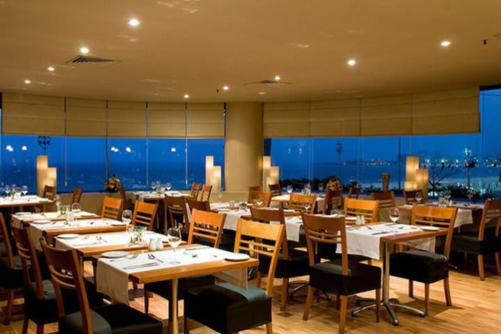 Hotel Porto Bay Rio Internacional has a restaurant