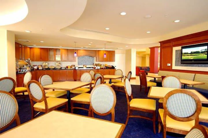 Salón de desayunos del hotel Residence Inn by Marriott Airport en Orlando