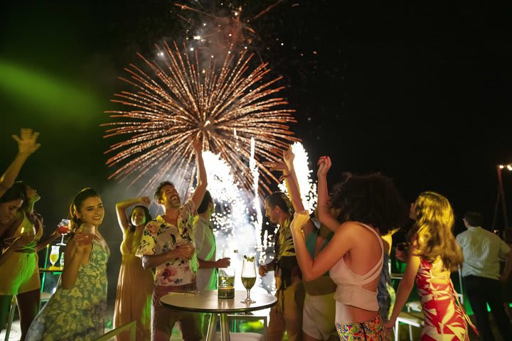 Fiesta por la noche en la playa