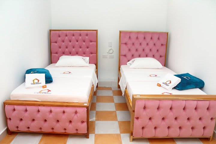 Cama individual en dormitorio compartido para damas