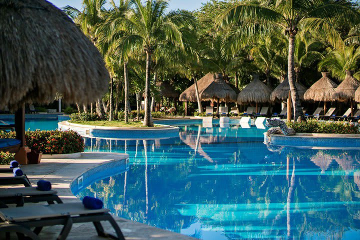 El área de la piscina tiene camas de playa plegables