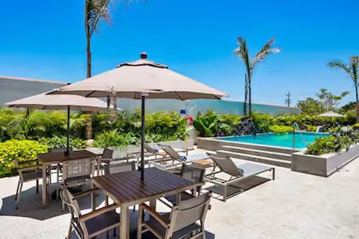 Sitting area in front of the pool