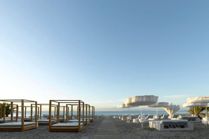 El hotel Ushuaïa en Ibiza está frente a la playa