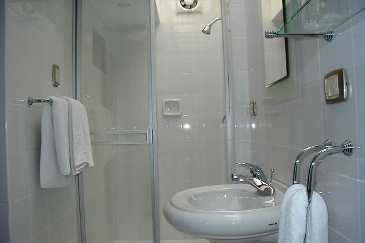 Baño de una habitación del Terra Andina Hotel