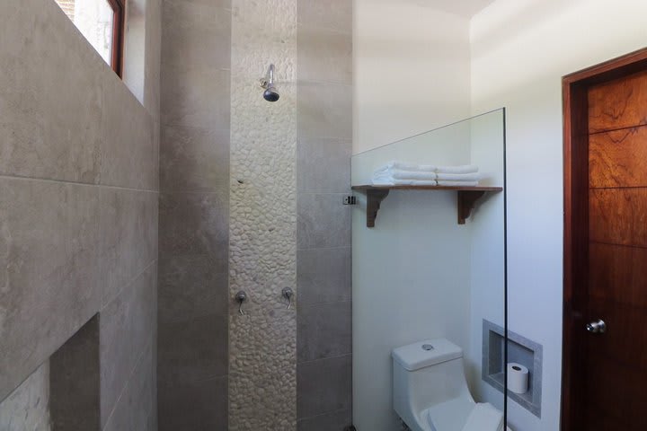 Baño de huéspedes