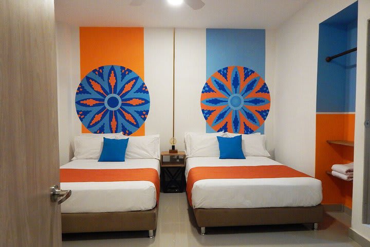 Twin guest room allusive to population in the Central Colombia recognized for its basketwork with fibers and pigments