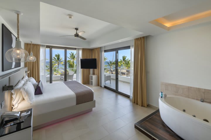 Img - Luxury presidential ocean front swim out one bedroom suite Diamond Club