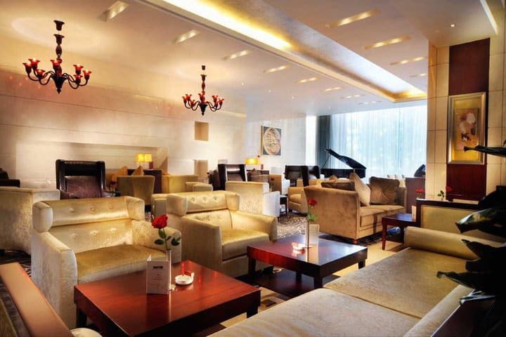 Relax in the sitting area at the Crowne Plaza Beijing Zhongguancun