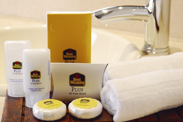 The Best Western Plus 93 Park Hotel offers bath amenities