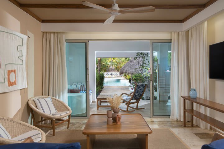 Sitting area in a swim-up room