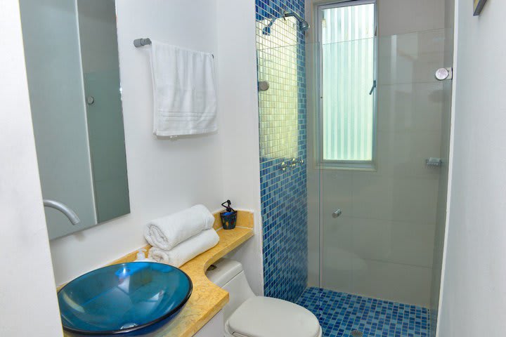 Baño con ducha del apartamento CT13