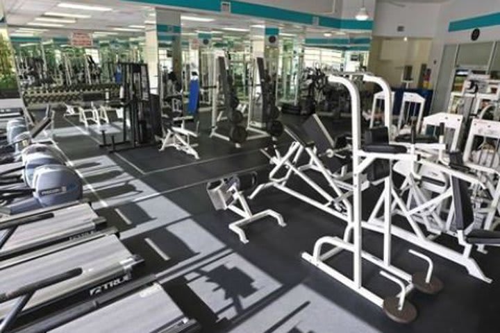 Gimnasio del Crystal Beach Suites Hotel