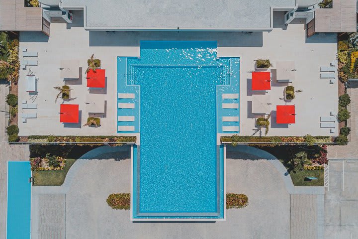 Vista aérea de la piscina panorámica solo para adultos