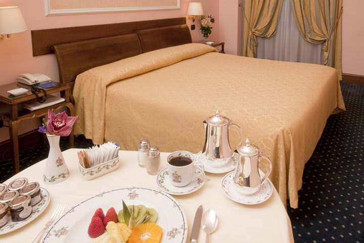 The Ambasciatori Palace hotel in Rome offers room service