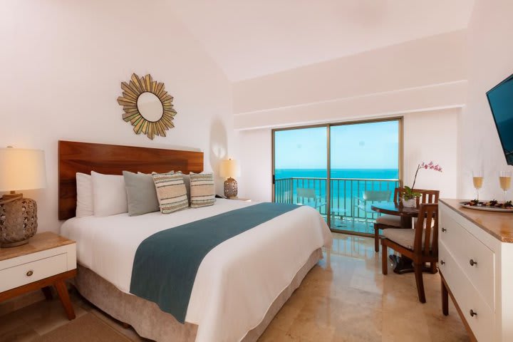 Deluxe king with balcony oceanfront - free wifi