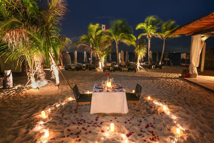 Mesa para cena en la playa