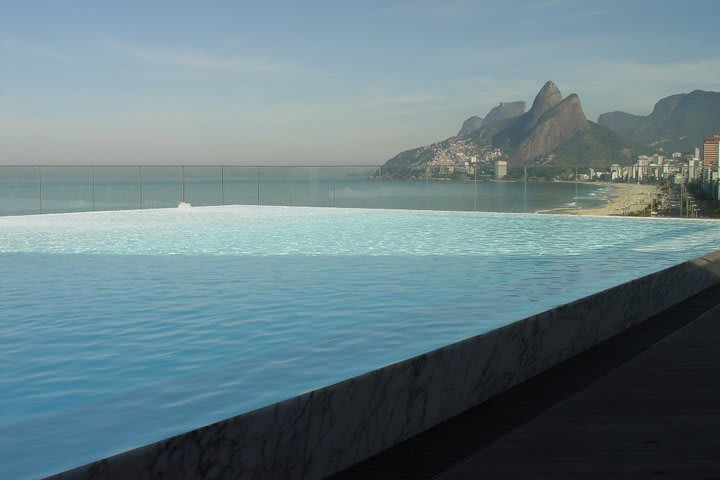 Alberca exterior con vista panorámica en el hotel Fasano Río de Janeiro