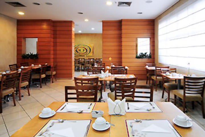 The restaurant at Mercure Botafogo serves regional dishes
