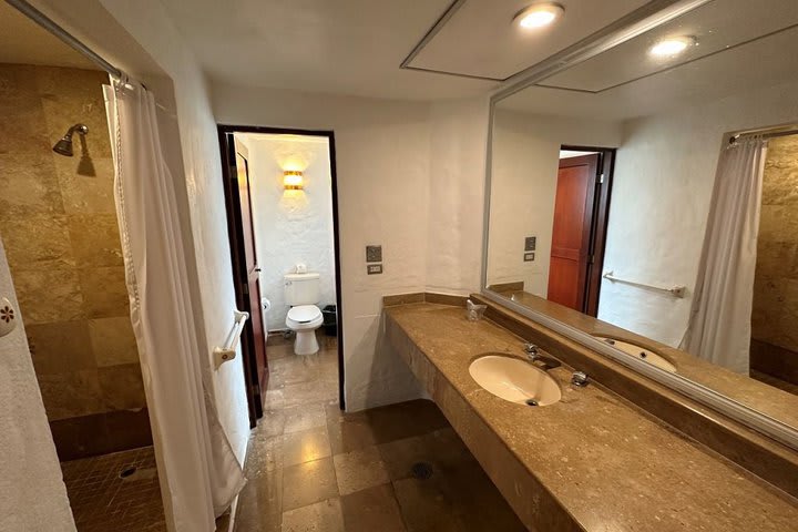 Baño de una habitación de lujo