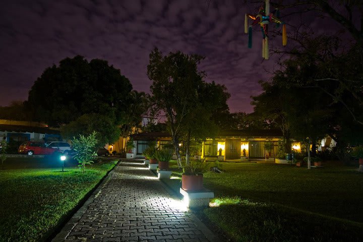 Vista nocturna del hotel