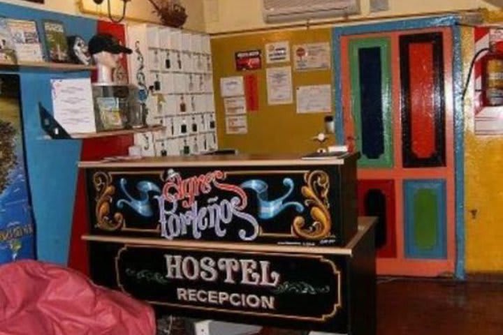 Recepción del hostal Ayres Porteños en Buenos Aires