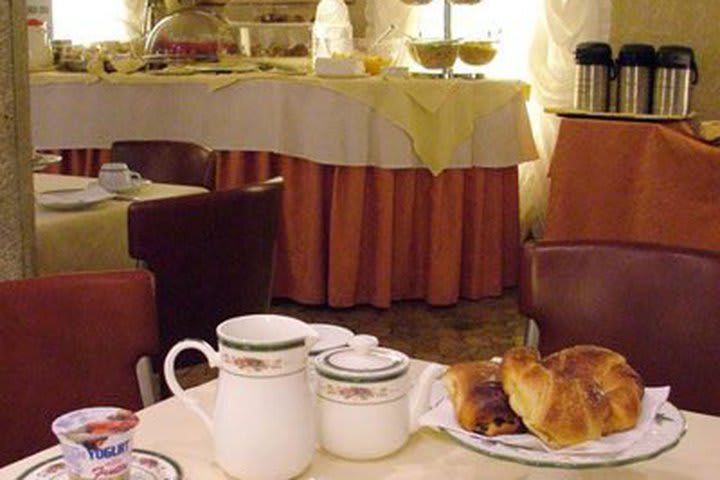 El Ambassador Tre Rose ofrece desayunos en un salón adjunto al hotel