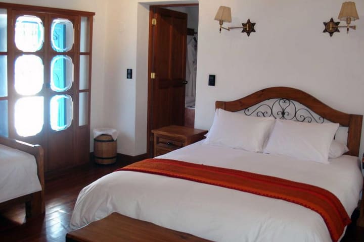 Cama queen en una habitación de San Blas Boutique Hotel en Cuzco