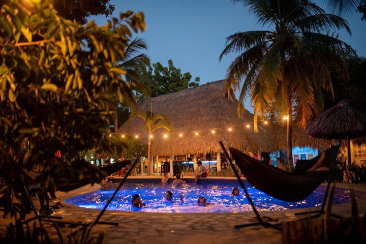 Vista de noche de la piscina