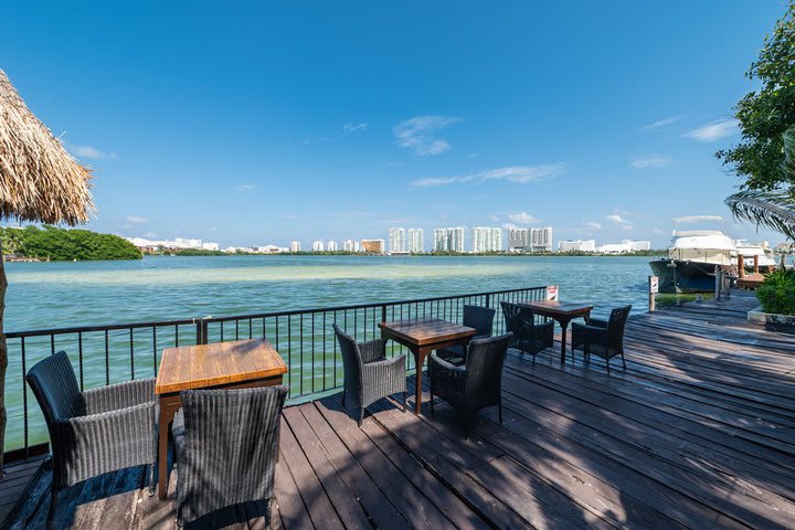 Sitting area in front of the lagoon