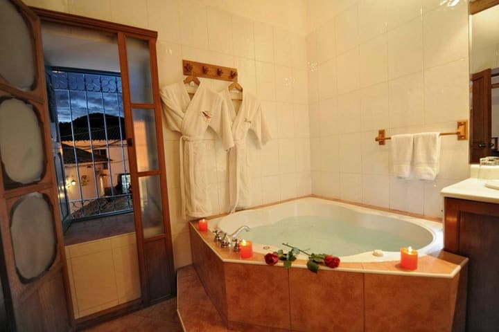 Jacuzzi en la senior suite del hotel boutique Casa San Blas en Cuzco