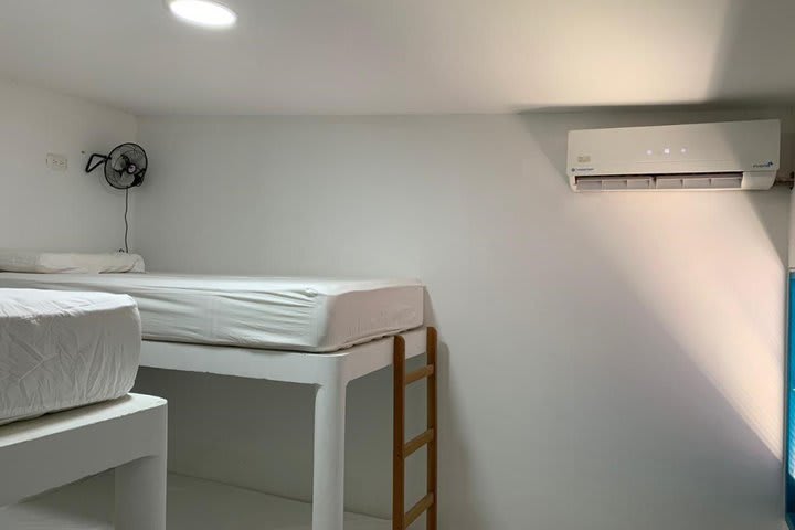 Cama en dormitorio compartido