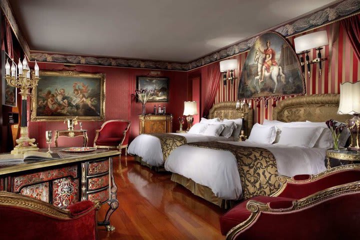 Algunas habitaciones del hotel Rome Cavalieri están decoradas con obras de arte