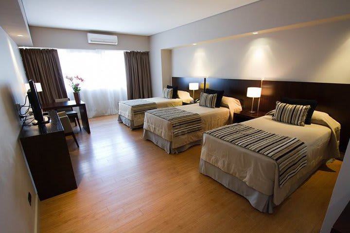 Habitación con tres camas en Galerías Hotel