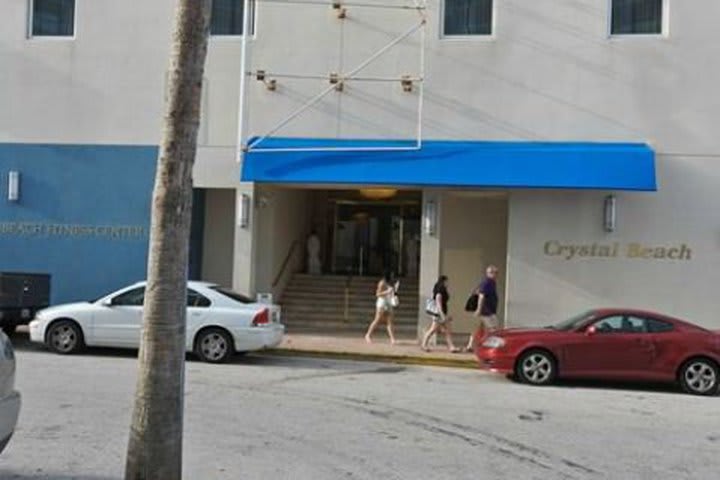 Entrada del hotel frente a la playa  Crystal Suites en Miami Beach