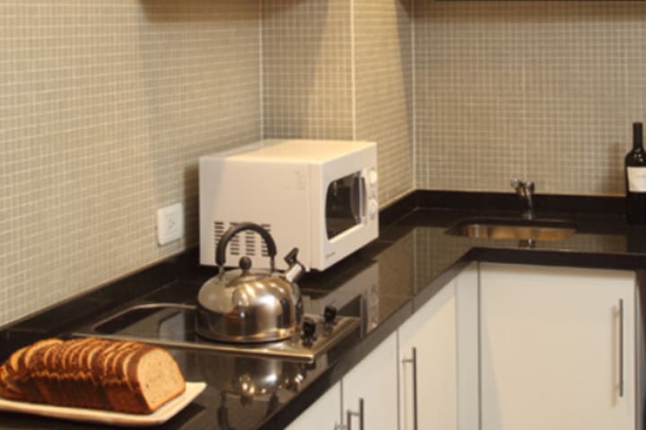 Cocina equipada de una suite en Dazzler Suites Juncal