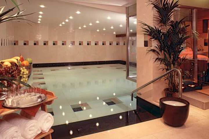 Alberca interior en el spa del Courthouse DoubleTree by Hilton Hotel London - Regent Street