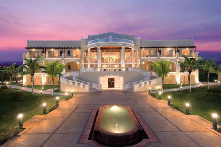 El hotel se localiza frente a la playa en la Riviera Maya