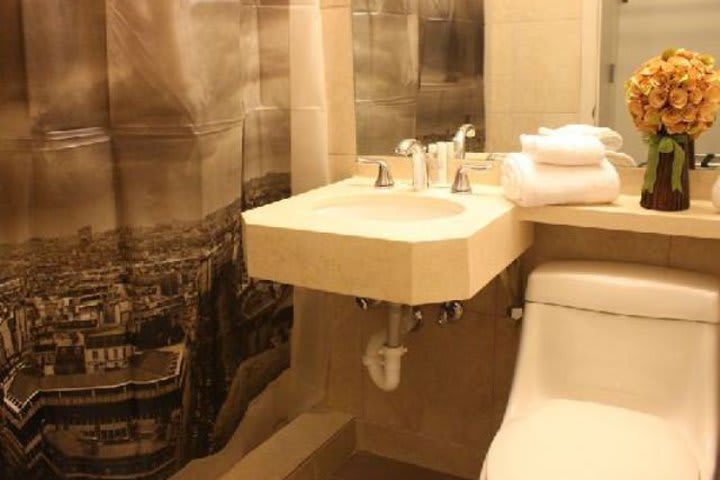 Baño de una habitación del hotel Collins