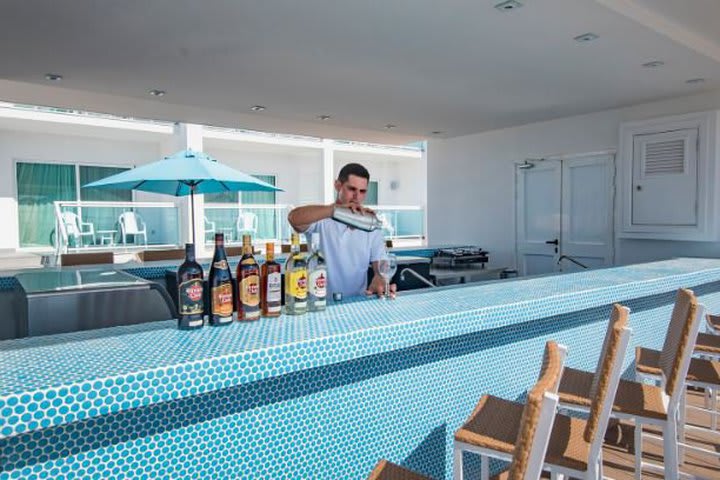 Pool bar