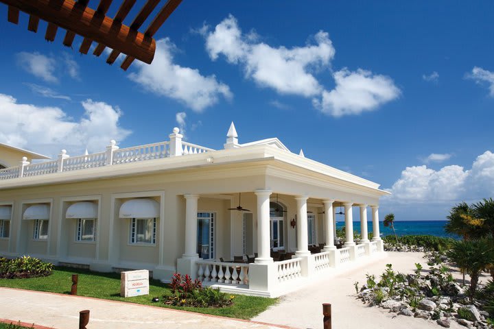 Exterior de uno de los restaurantes del resort