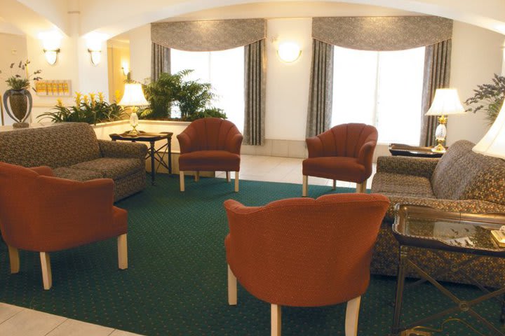 Lobby del hotel La Quinta Inn & Suites San Antonio cerca del aeropuerto