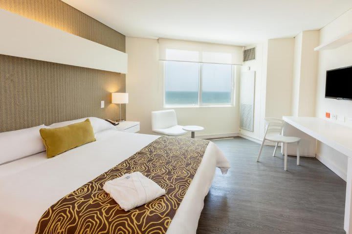 Cama y amenidades de una junior suite