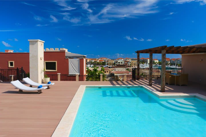 Piscina con vista a la marina