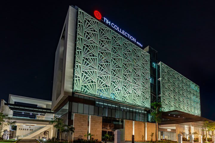 Vista de noche del hotel