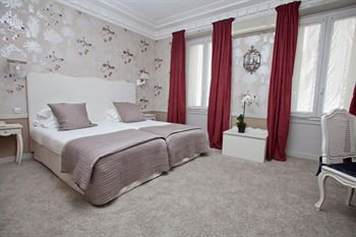 Guest room with two single beds at the Louvre Montana Hotel