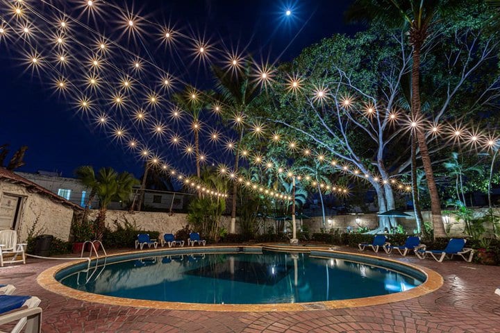 Vista nocturna del área de piscina