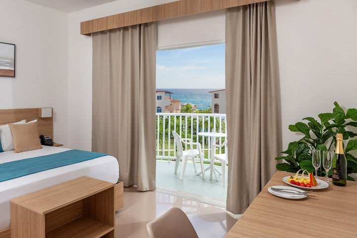 Double guest room with partial ocean view